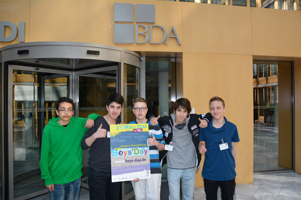 Boys’Day-Teilnehmer vor der BDA