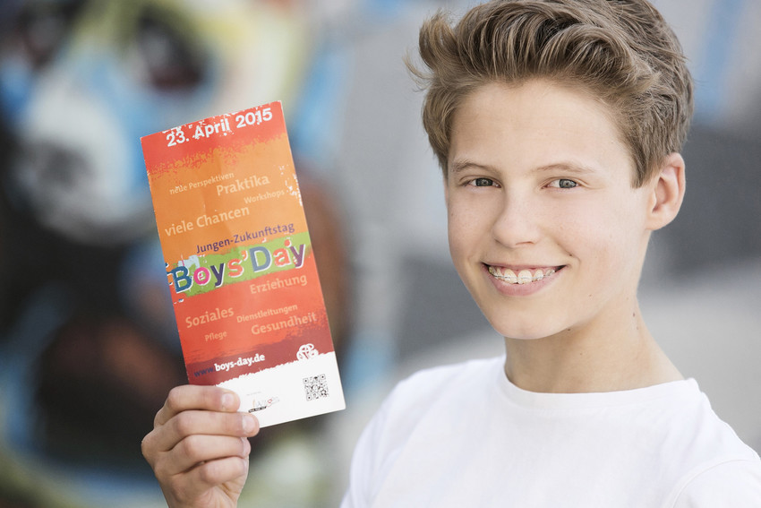 Junge mit Boys'Day-Flyer