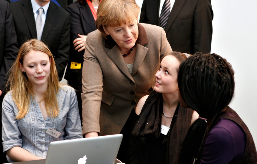 Bundeskanzlerin Angela Merkel mit Mädchen am Girls'Day im Bundeskanzleramt